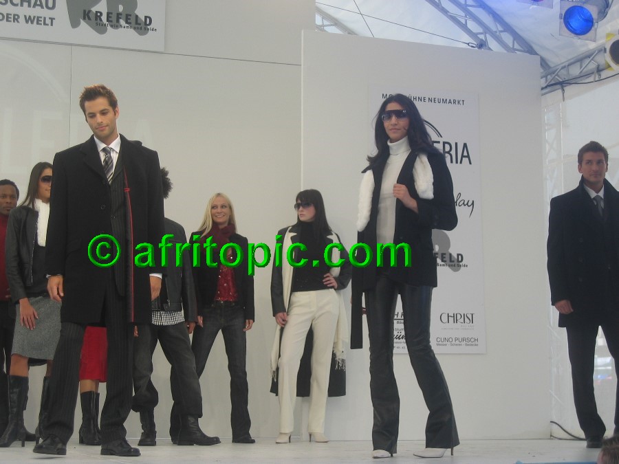 ../Images/Krefeld-Strssenmodenschau-2005 395.jpg